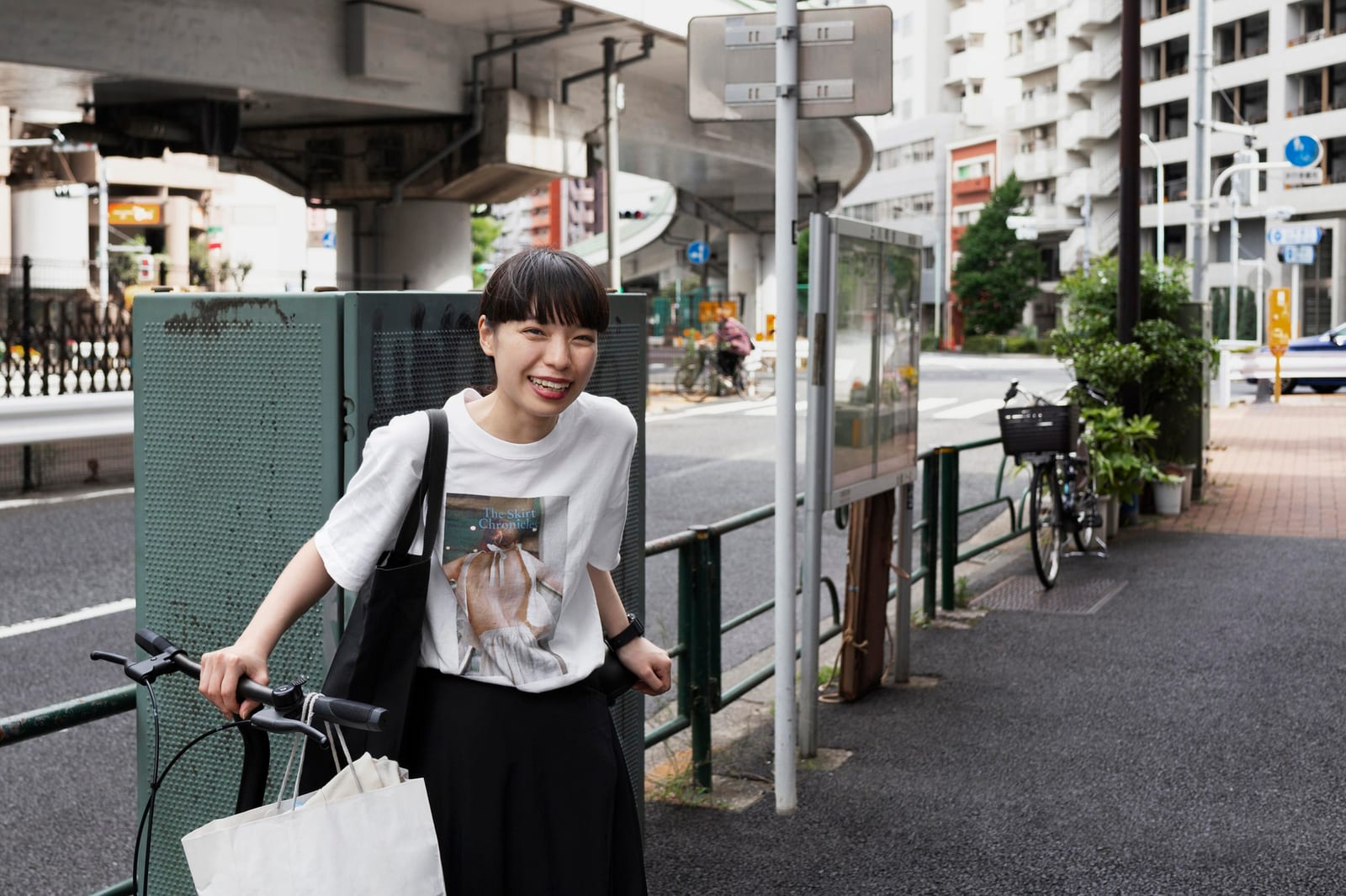 冬の岩国市内、並木道を歩く二人のスケーターの後ろ姿